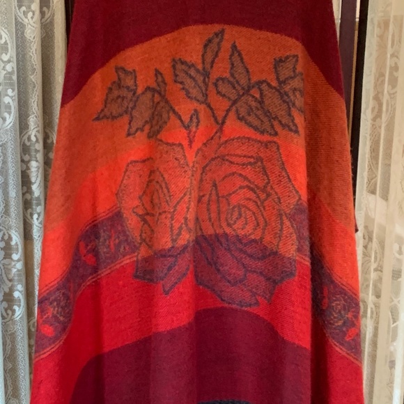 BEAUTIFUL REVERSIBLE ROSE DESIGN FRINGED CAPE PANCHO SHAWL - Picture 11 of 12